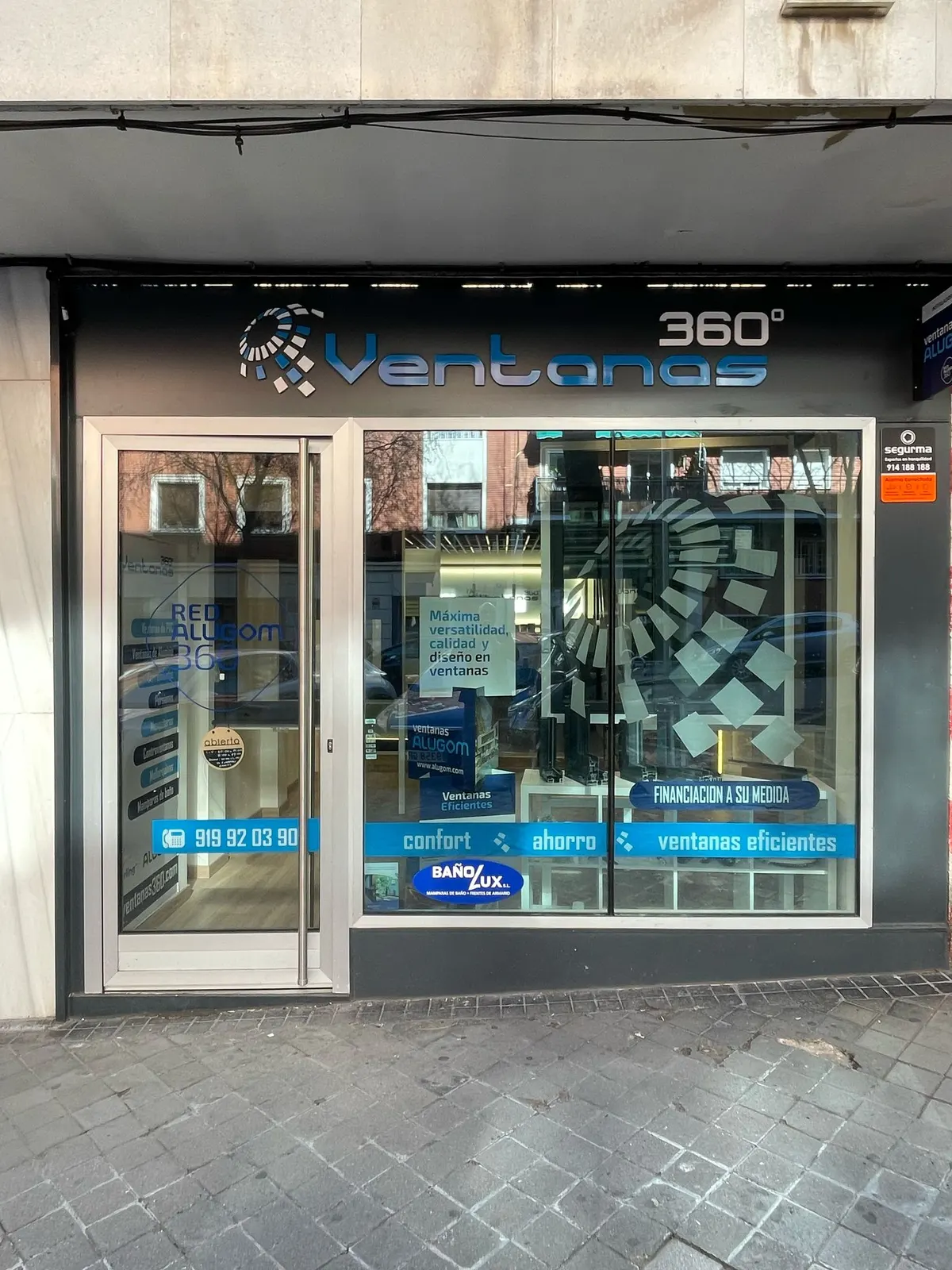 Interior del local Ventanas 360 con expositor de carpinterías