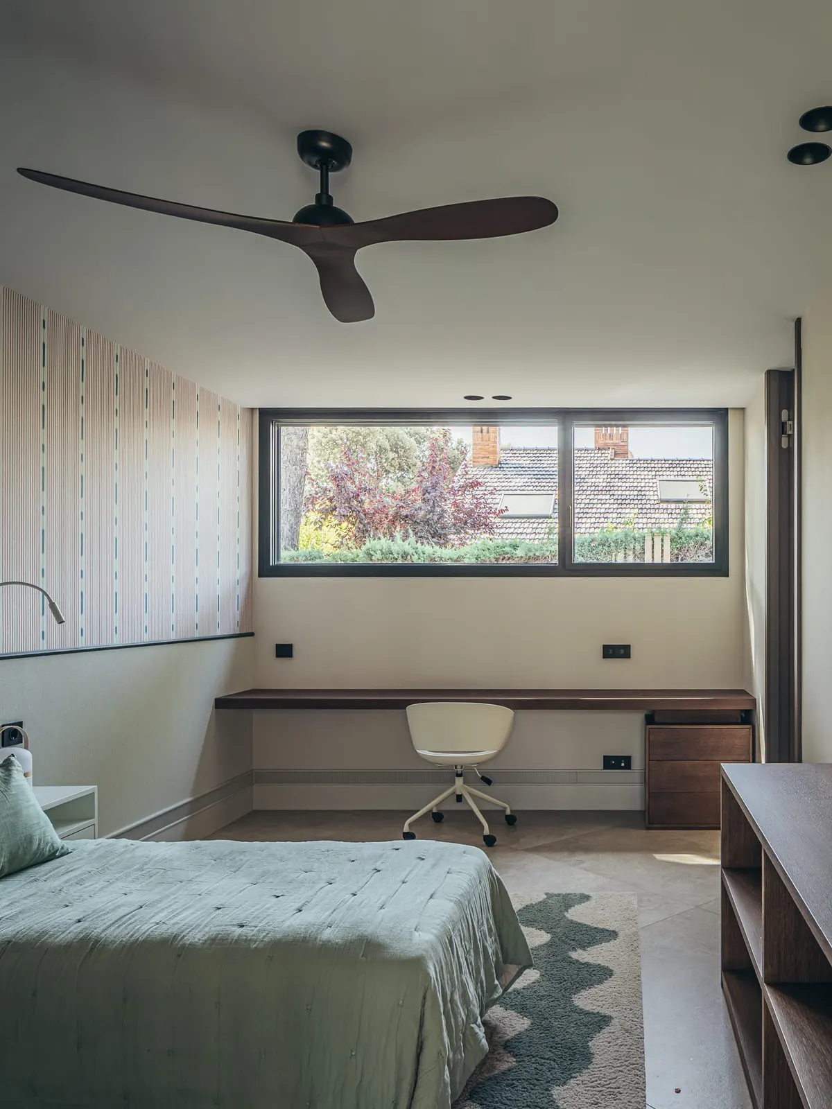 Dormitorio con ventanal corrido y vista a tejados
