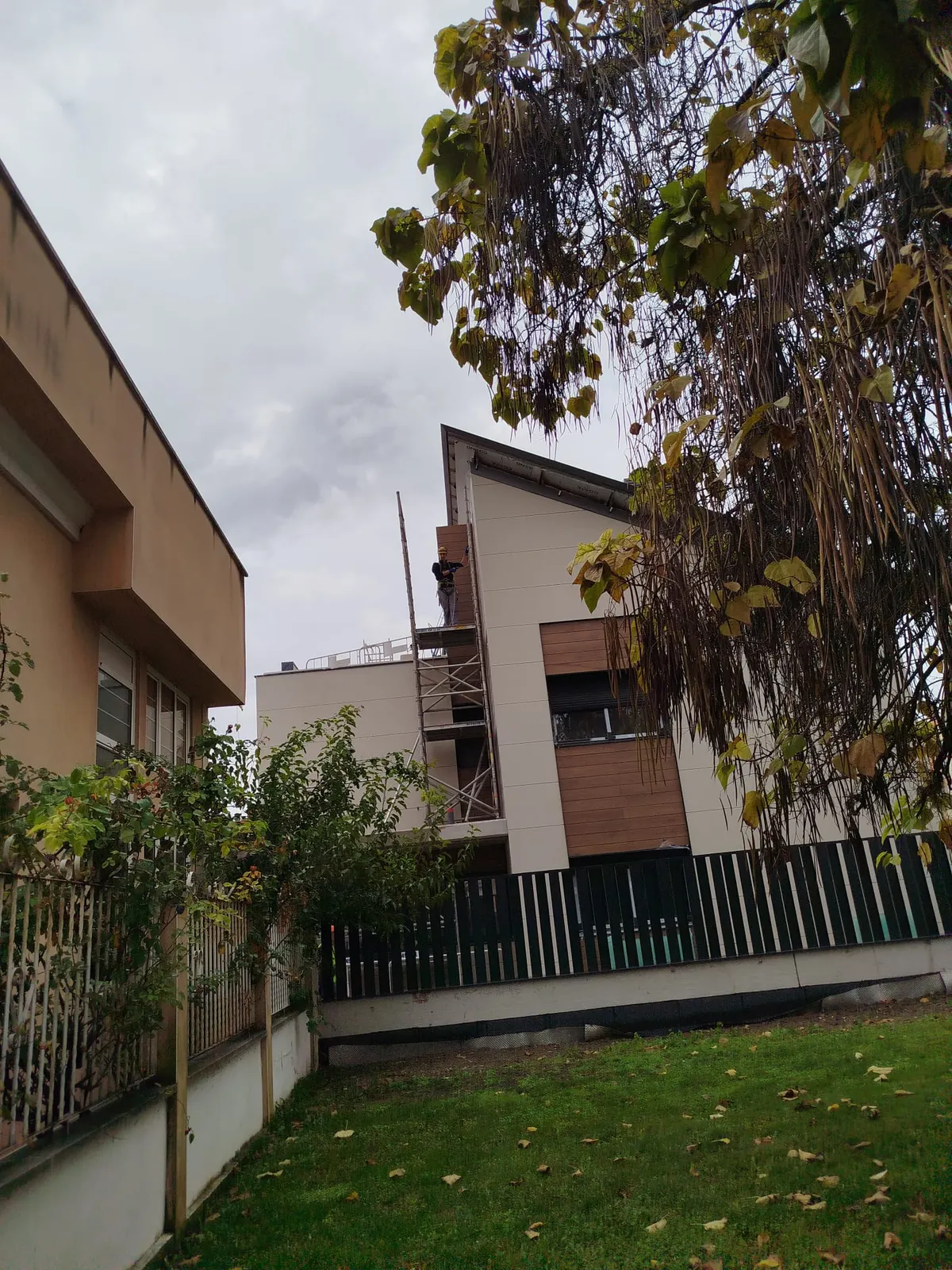 Detalle de las ventanas de aluminio y carpintería de fachada