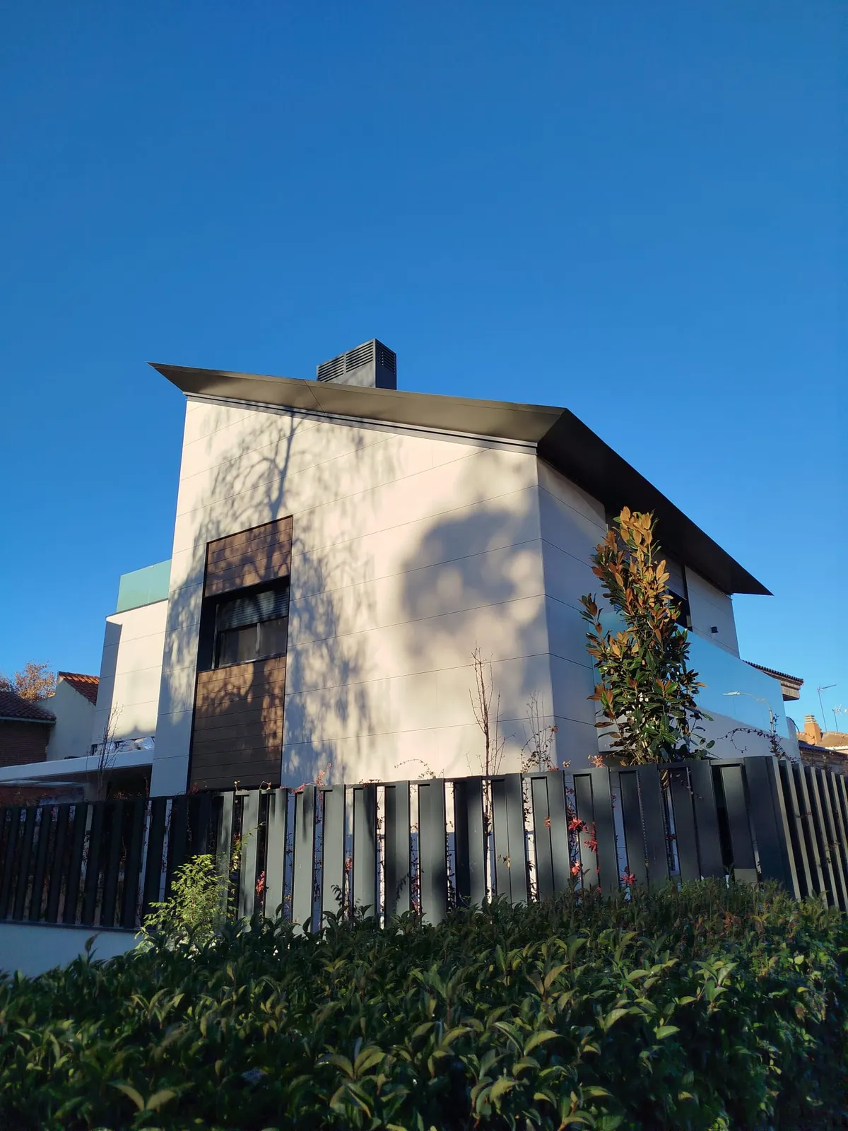 Detalle constructivo de la unión carpintería-fachada