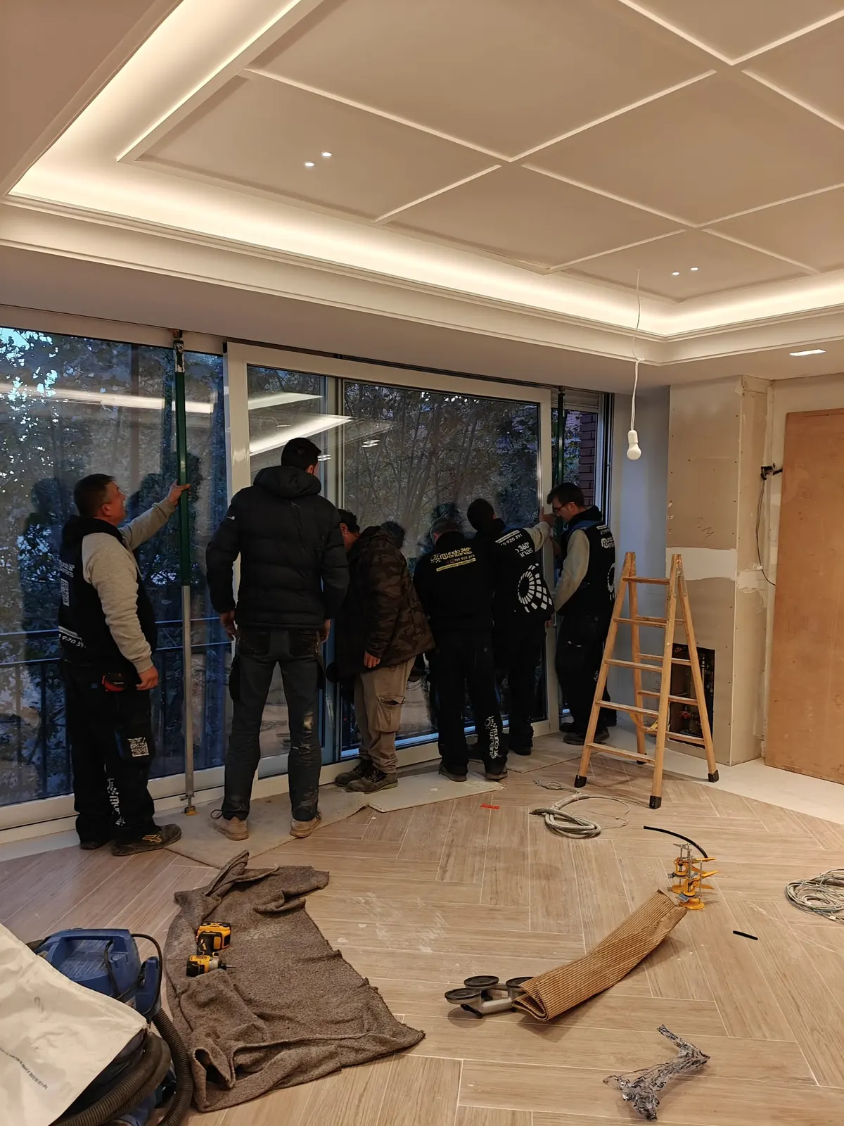 Detalle de la flota Mundo Ventanas 360 en una obra