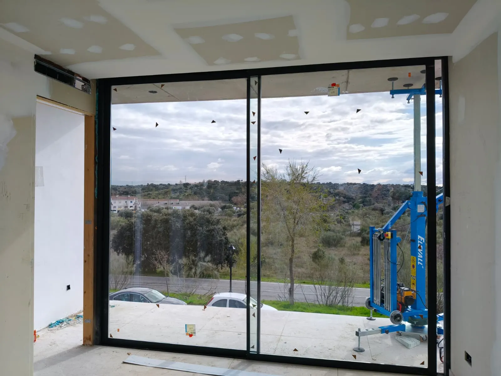 Equipo de instalación trabajando con cristal de gran formato