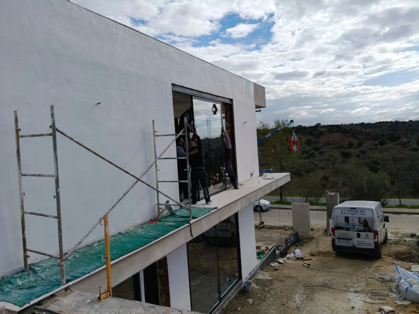 Carga y movimiento del cristal con personal propio