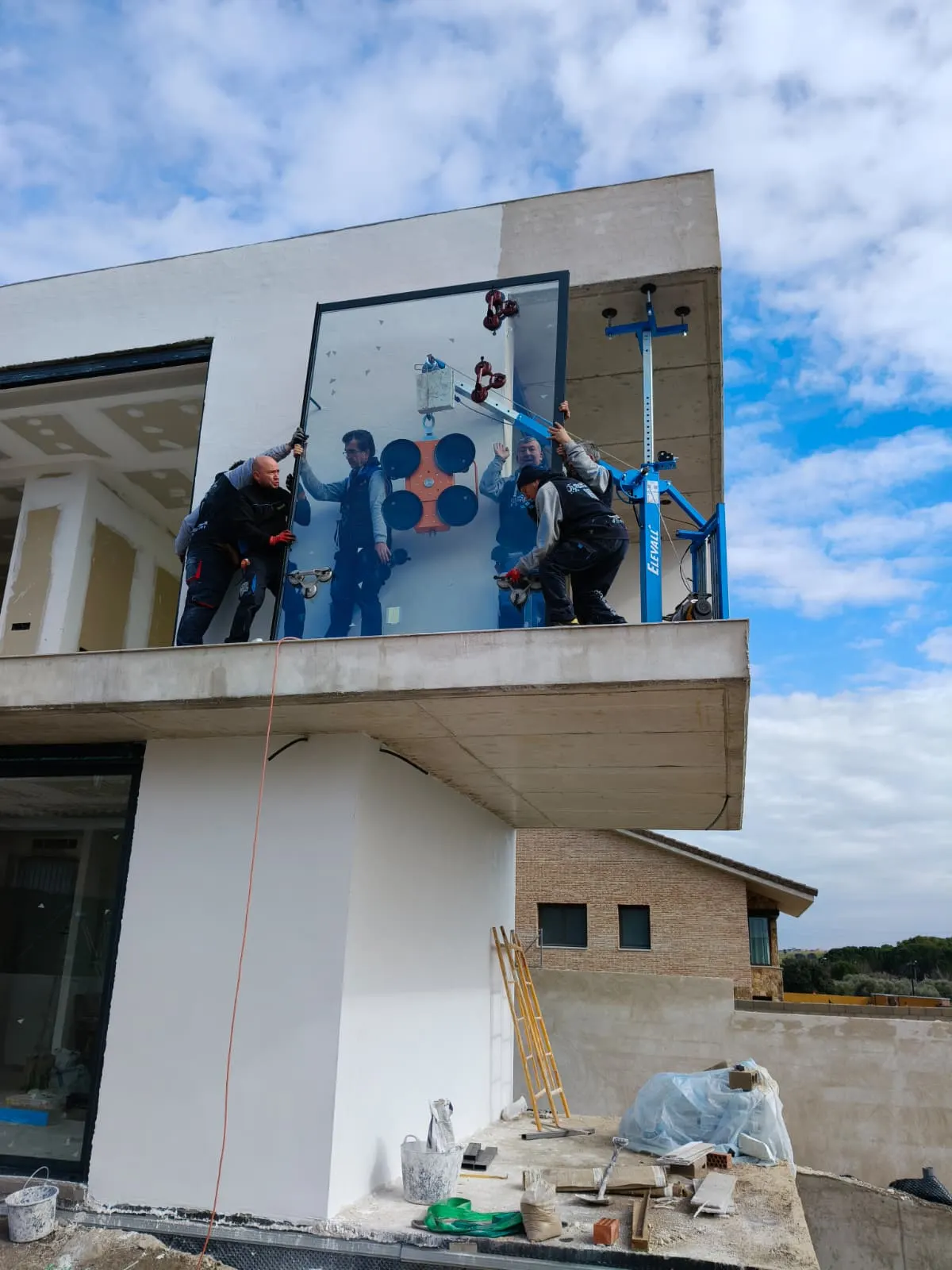 Furgoneta de Mundo Ventanas 360 a pie de obra