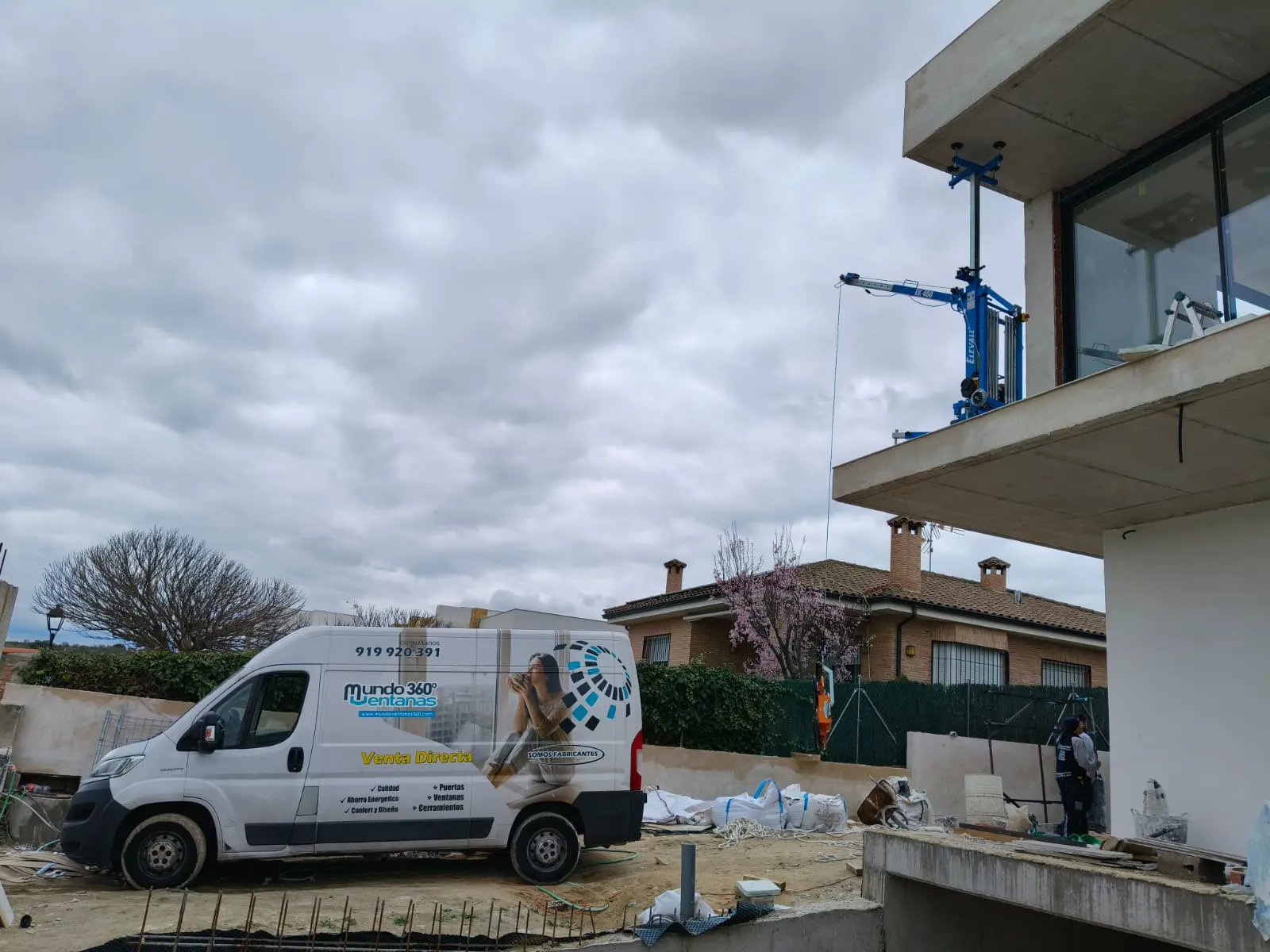 Vivienda en construcción durante el día de instalación