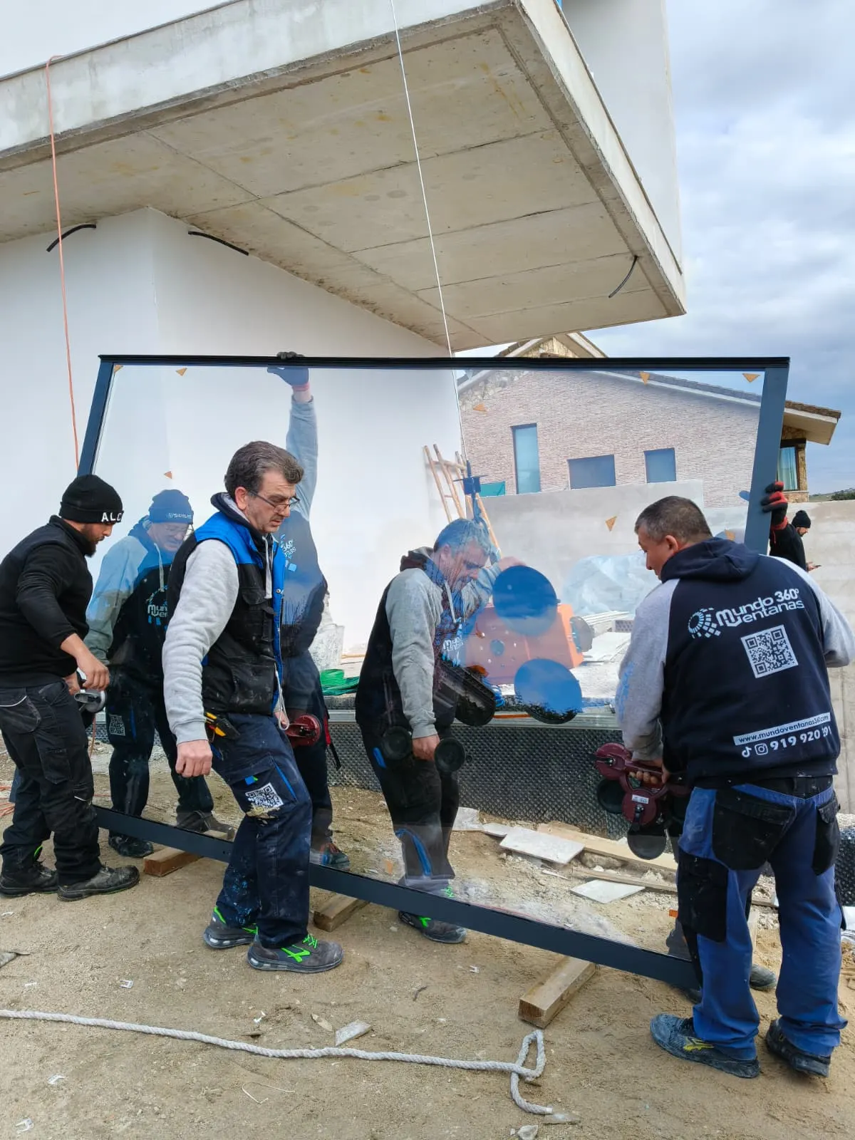 Equipo asegurando la pieza antes del encaje