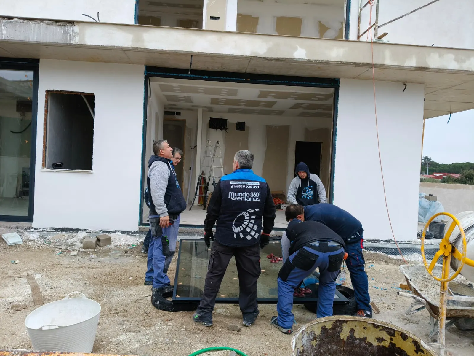 Carga y manipulación del vidrio en la zona de acceso