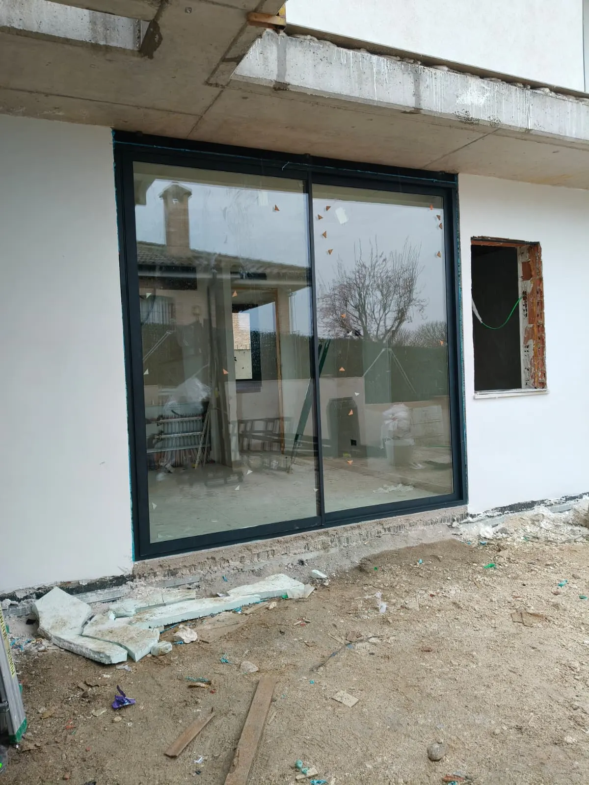 Estancia con luz natural a través de los nuevos cerramientos