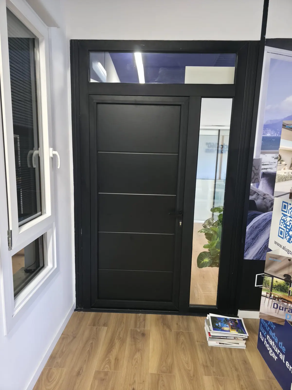 Ventana PVC blanca con manilla expuesta en el showroom de Mundo Ventanas 360 en Fuenlabrada