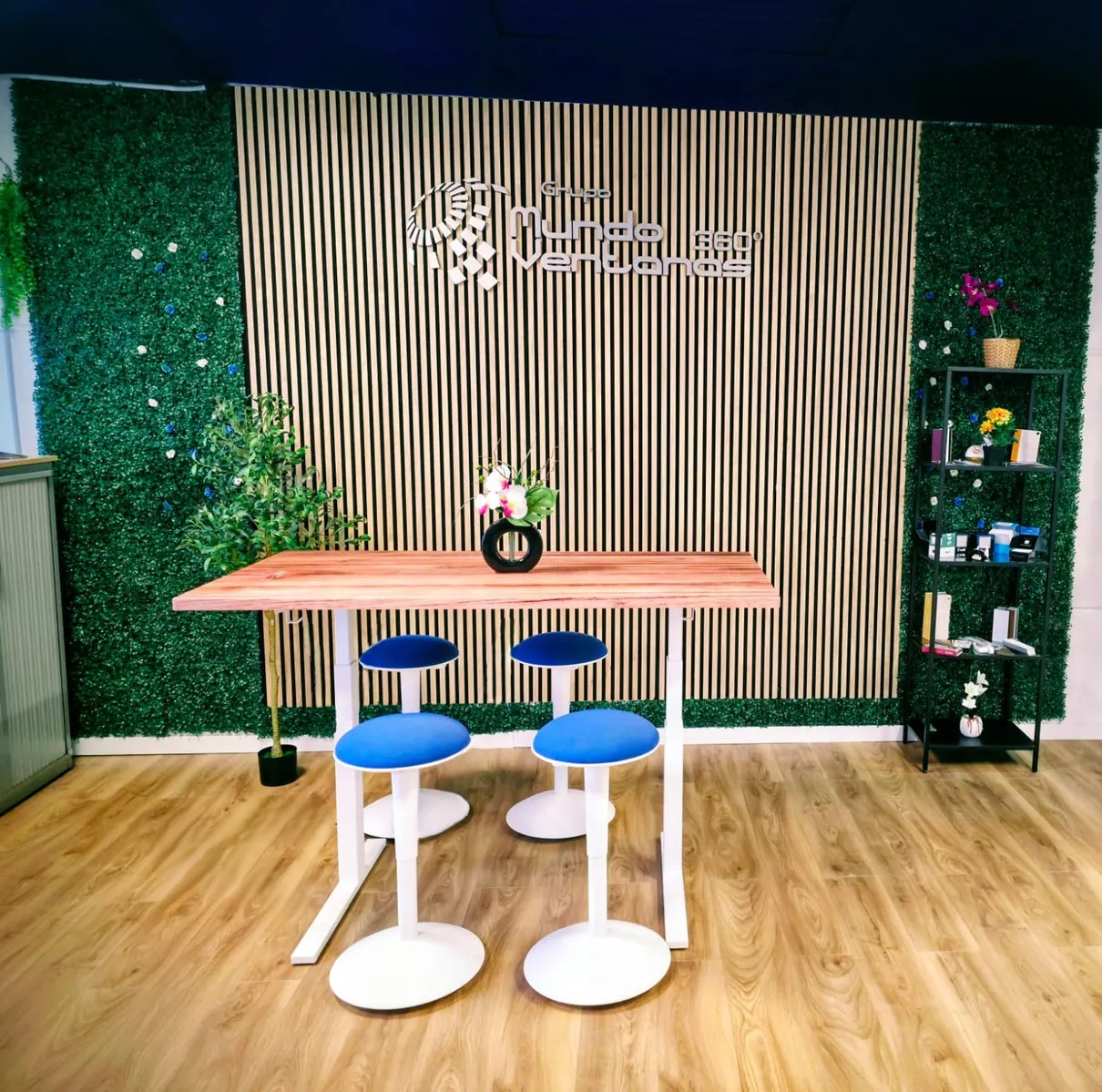 Showroom de Mundo Ventanas 360 en Fuenlabrada: zona de exposición con mesa, taburetes y muestra de productos